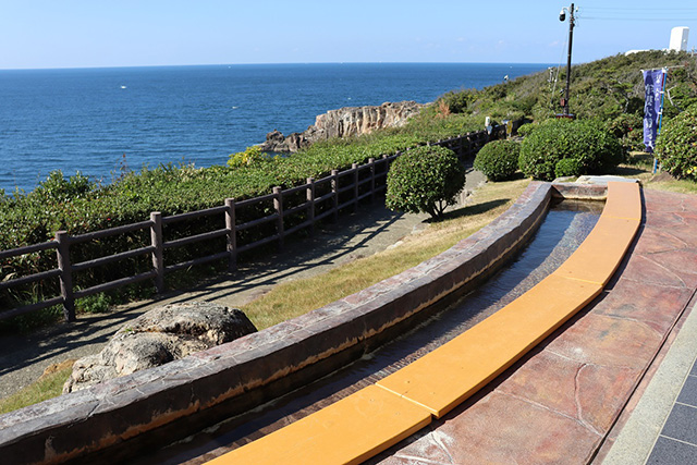 建物外の海側に設置されている足湯/三段壁(和歌山県/白浜町)