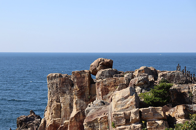 三段壁に鎮座したサドンロック(和歌山県/白浜町)
