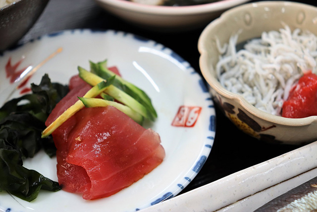 定食の副菜に生マグロのお刺身が!/三段壁(和歌山県/白浜町)