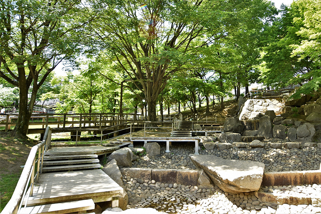 「川沿いのデッキ」／清水坂公園（東京都／北区）