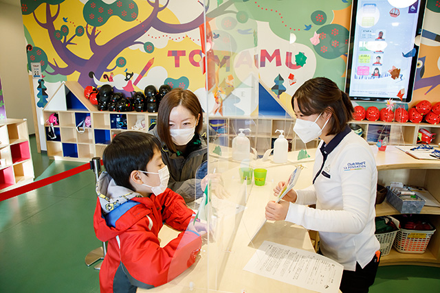 ミニクラブで受付する様子/クラブメッド・北海道 トマム（北海道/占冠村）