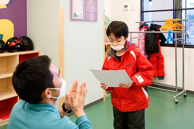 スキーレッスン後の表彰式の様子/クラブメッド・北海道 トマム（北海道/占冠村）