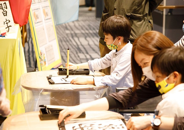 イベントで習字にチャレンジする様子/クラブメッド・北海道 トマム（北海道/占冠村）