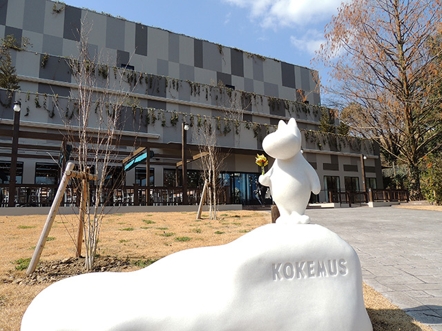 「コケムス」の入口にあるムーミンの小さな像/ムーミンバレーパーク（埼玉県/飯能市）