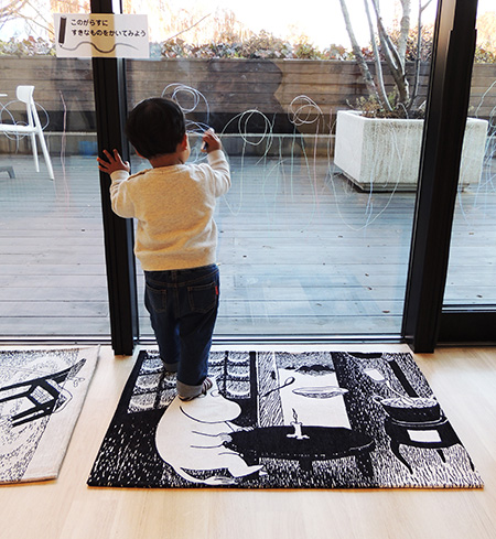 キッズルームにある窓ガラスにお絵かきする様子/ムーミンバレーパーク（埼玉県/飯能市）