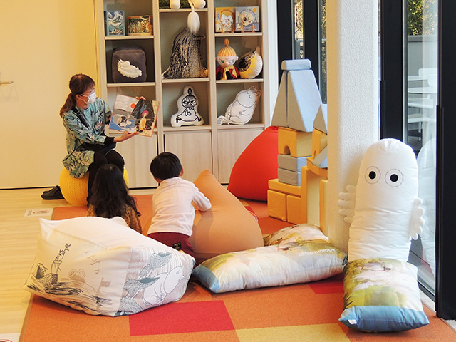 キッズルームでの絵本の読み聞かせの様子/ムーミンバレーパーク（埼玉県/飯能市）