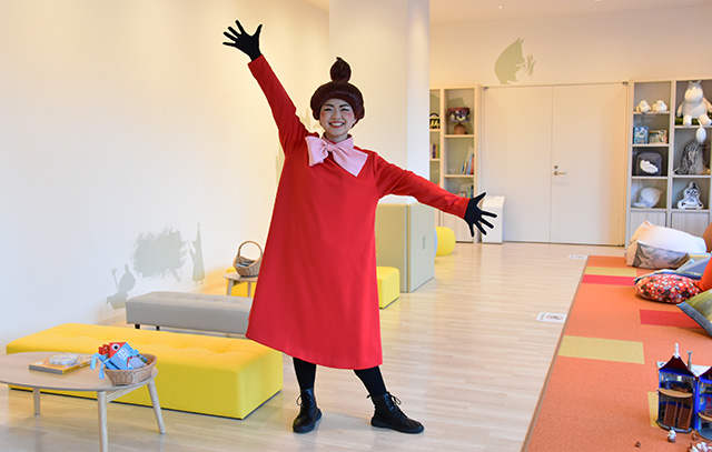 キッズスペースを案内するリトルミイ/ムーミンバレーパーク（埼玉県/飯能市）