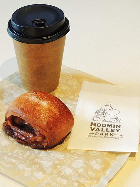 シナモンロール300円とムーミンバレーパーク オリジナルブレンドコーヒー400円/ムーミンバレーパーク（埼玉県/飯能市）