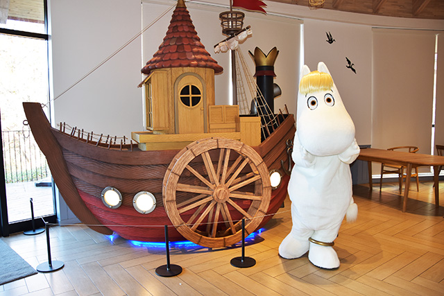 スノークが店内の船の前でポーズ/ムーミンバレーパーク（埼玉県/飯能市）