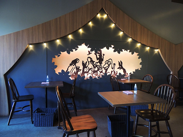 ムーミン谷の食堂　壁にはムーミンの影絵が/ムーミンバレーパーク（埼玉県/飯能市）