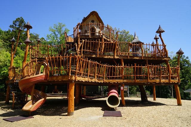 「おさびし山」エリアのツリーハウス型アスレチック/ムーミンバレーパーク（埼玉県/飯能市）