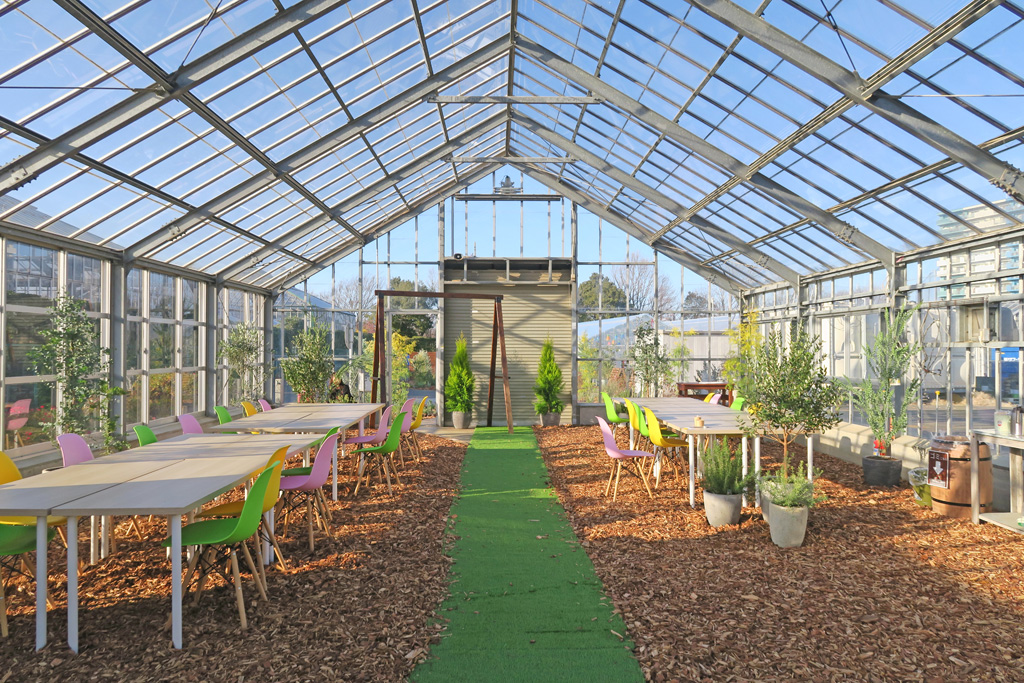 オズの温室にある喫食スペース/京成バラ園のいちご狩り施設（千葉県八千代市）