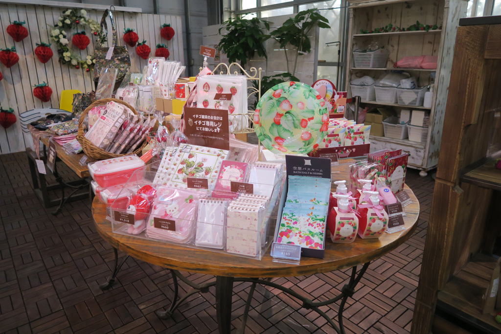 いちごがテーマのお土産が並ぶ店/京成バラ園のいちご狩り施設（千葉県八千代市）
