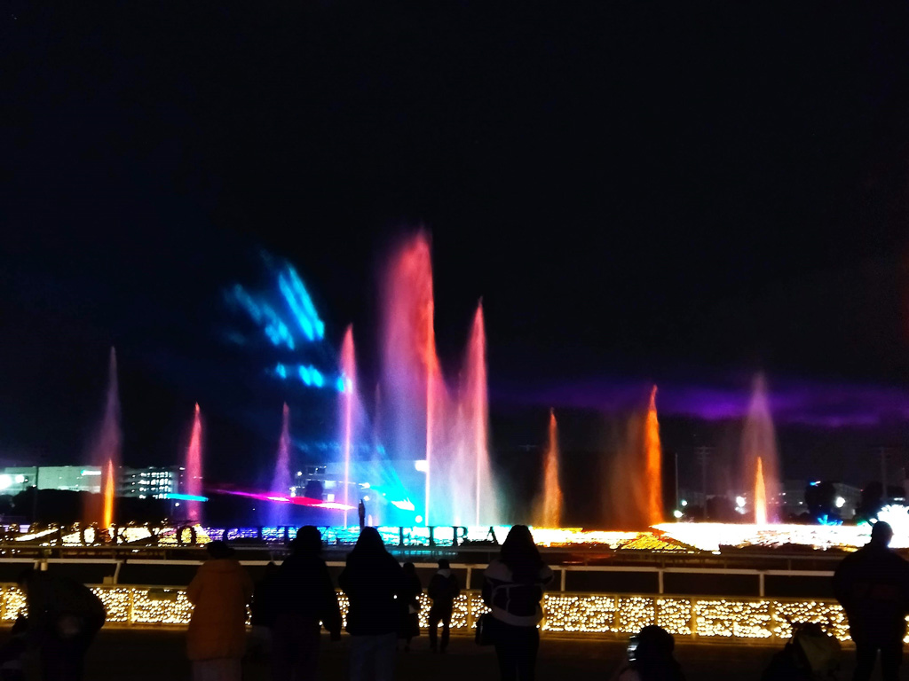 レーザー×スモーク×光によって演出された「虹色に輝く光の大噴水」/東京メガイルミ(東京都/品川区)