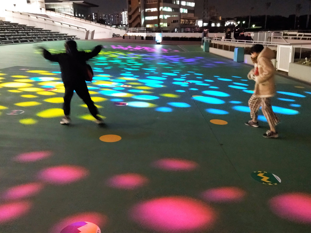 ランダムに動くカラフルな「ムービングライト」/東京メガイルミ(東京都/品川区)