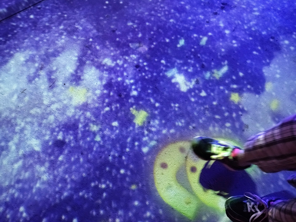 歩くと馬の蹄鉄や星が出現する光の床/東京メガイルミ(東京都/品川区)