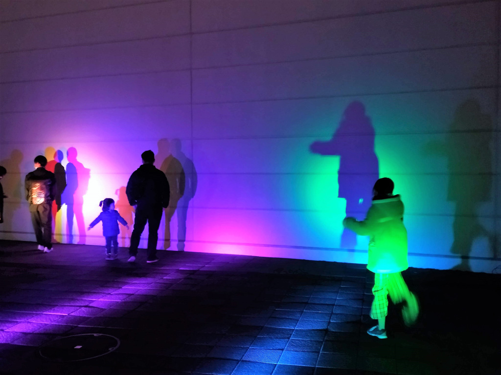 自分の影に色がつく「カラーシャードー」/東京メガイルミ(東京都/品川区)