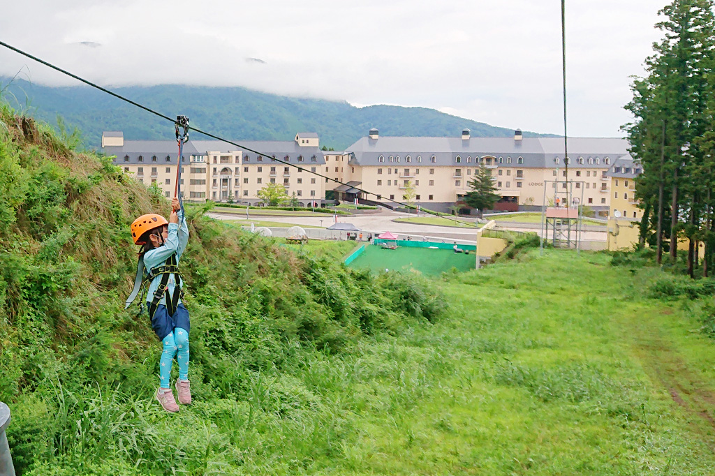 170mのジップライン/ロッテアライリゾート(新潟県妙高市)