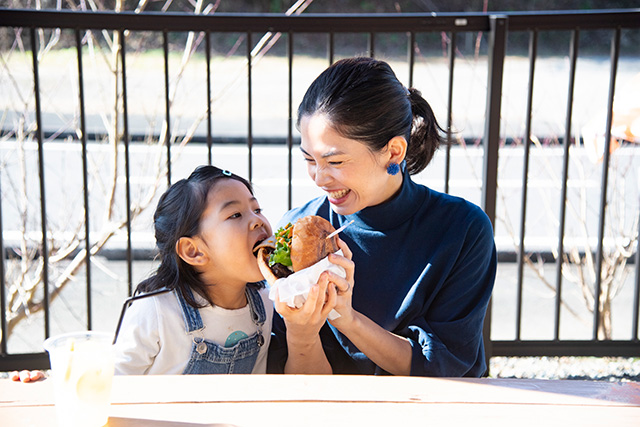 「山の駅養老渓谷喜楽里」でハンバーガーを食べる様子（千葉県/大多喜町）