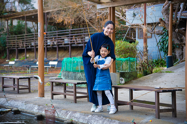 「養老渓谷釣堀センター」での釣りの様子（千葉県/大多喜町）