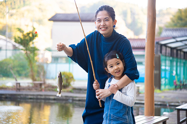 「養老渓谷釣堀センター」での釣りの様子（千葉県/大多喜町）