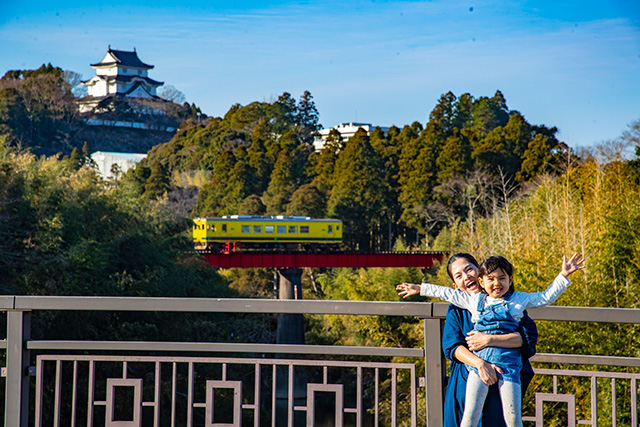 大多喜城と陸橋を走る「いすみ鉄道」（千葉県/大多喜町）
