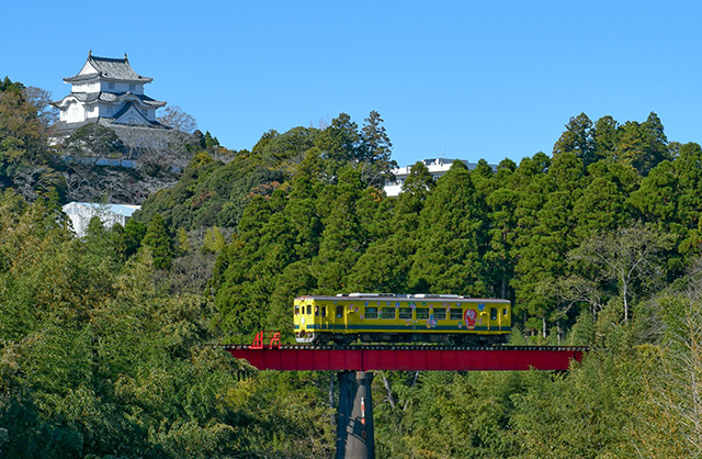 大多喜城と陸橋を走る「いすみ鉄道」（千葉県/大多喜町）