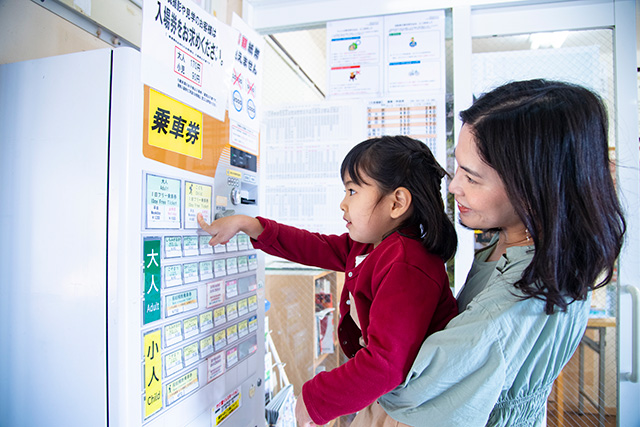 「いすみ鉄道」大多喜駅で切符を買う様子（千葉県/大多喜町）