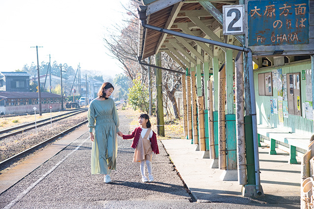 大多喜駅のホームを歩く様子（千葉県/大多喜町）