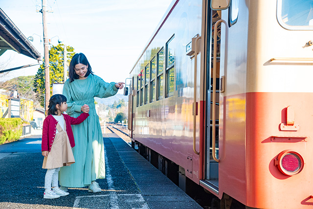 大多喜駅から電車に乗る様子（千葉県/大多喜町）
