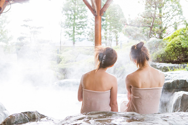 温泉に入る様子