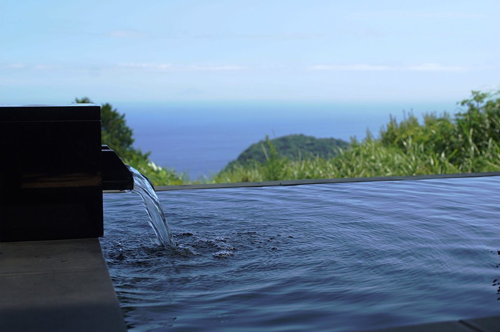 自家源泉掛け流しの貸切露天風呂/マヒナ・グランピング・スパ・ヴィレッジ（静岡県／東伊豆町）