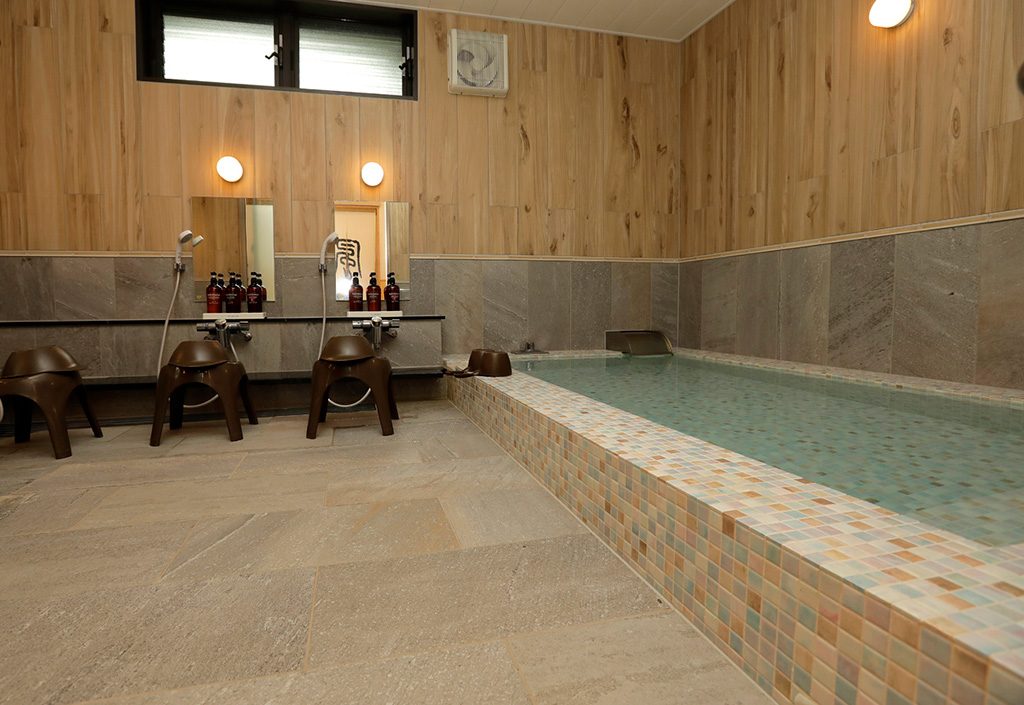 源泉掛け流し温泉の大浴場/UFUFU VILLAGE（静岡県／伊豆市）