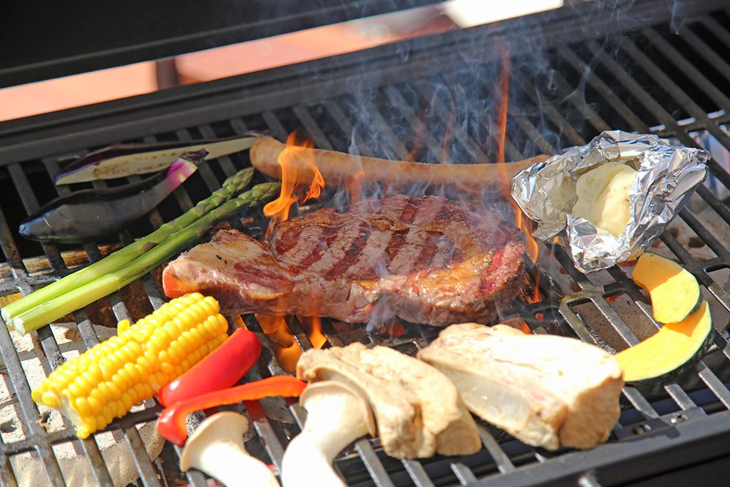 夕食のバーベキュー/マザー牧場 グランピング THE FARM（千葉県／富津市）