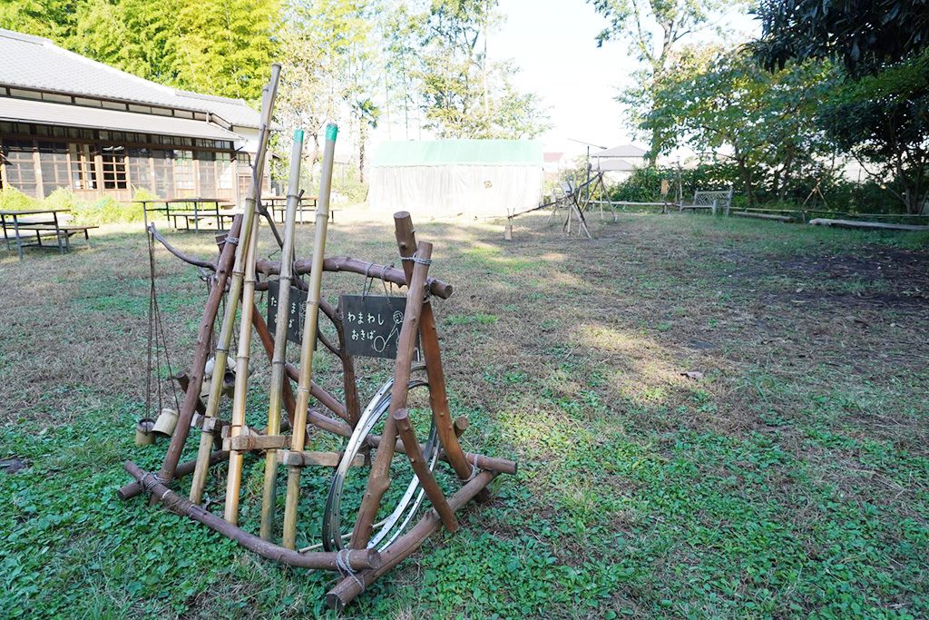 管理棟と旧１号官舎棟に囲まれた庭/三鷹市星と森と絵本の家（東京都/三鷹市）