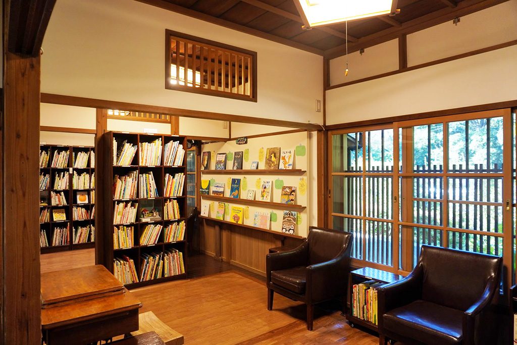 読書室の本棚/三鷹市星と森と絵本の家（東京都/三鷹市）