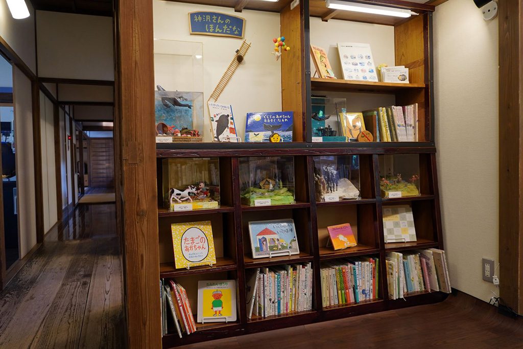 児童文学作家の神沢利子さんの本棚/三鷹市星と森と絵本の家（東京都/三鷹市）