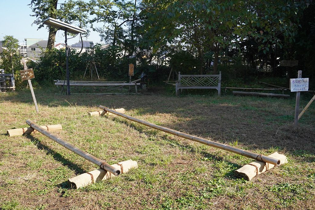 庭の中央に置かれた竹の一本橋/三鷹市星と森と絵本の家（東京都/三鷹市）