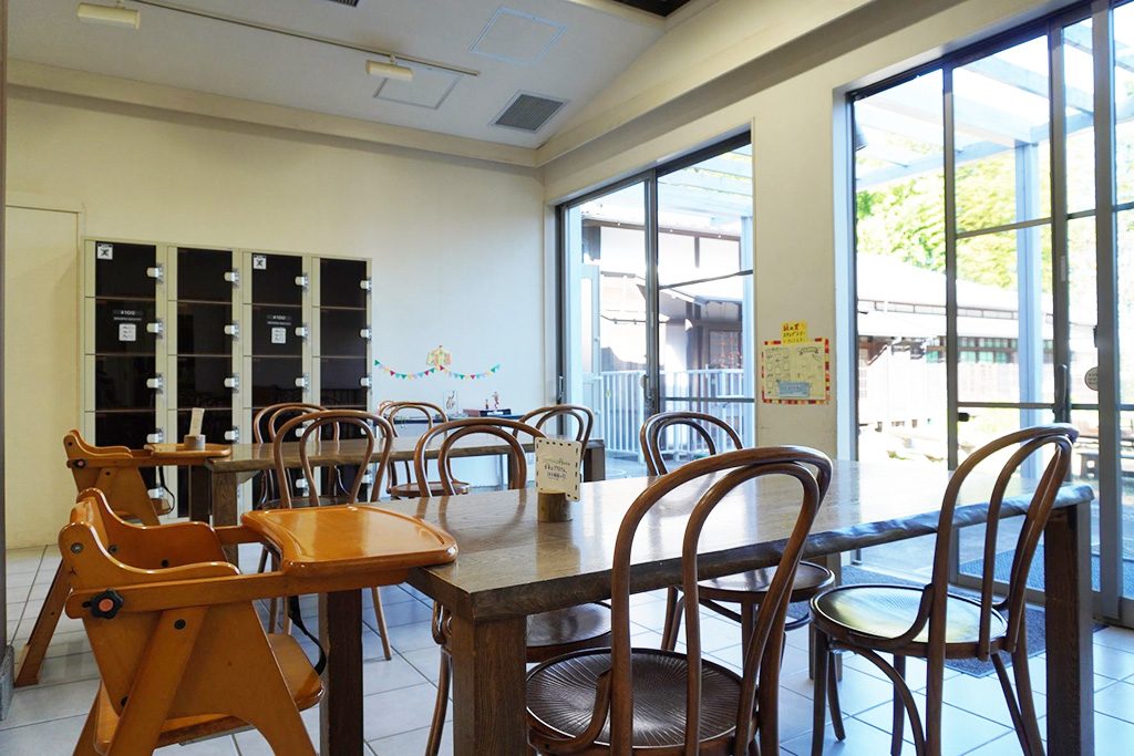 受付横のロビー/三鷹市星と森と絵本の家（東京都/三鷹市）