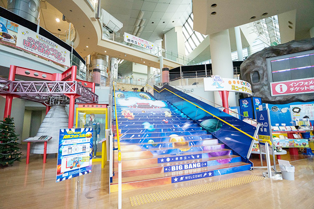 トリックアート階段「ビッグワニタンステップ」/堺市立ビッグバン(大阪府)