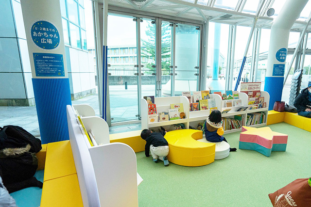 広々空間で読書できるえほん広場/堺市立ビッグバン(大阪府)