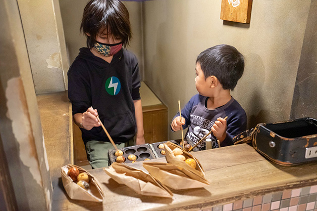 たこ焼きを作る様子/堺市立ビッグバン(大阪府)