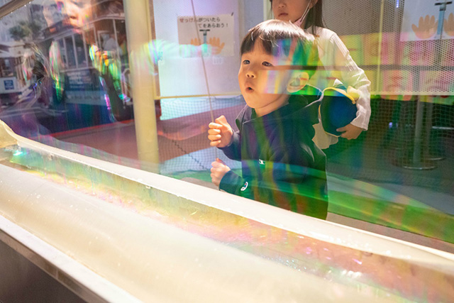 大きなシャボン玉を「ふ〜!」/堺市立ビッグバン(大阪府)