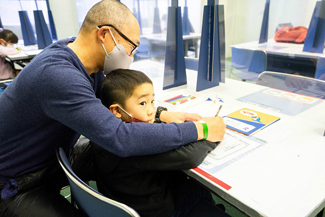 パパと一緒に一生懸命作成中/堺市立ビッグバン(大阪府)