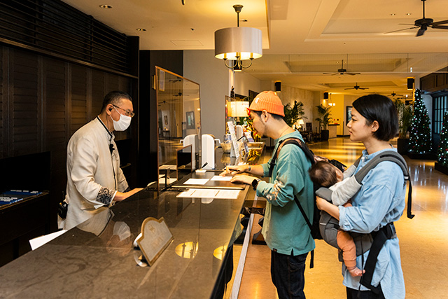 チェックインの様子/ホテルモントレ沖縄 スパ&リゾート(沖縄県/恩納村)