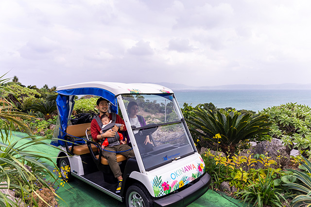 「絶景カート」に乗る様子/古宇利オーシャンタワー(沖縄県/今帰仁村)
