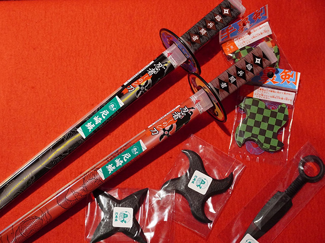 手裏剣のおもちゃやお菓子が入った刀/尼崎城（兵庫県/尼崎市）