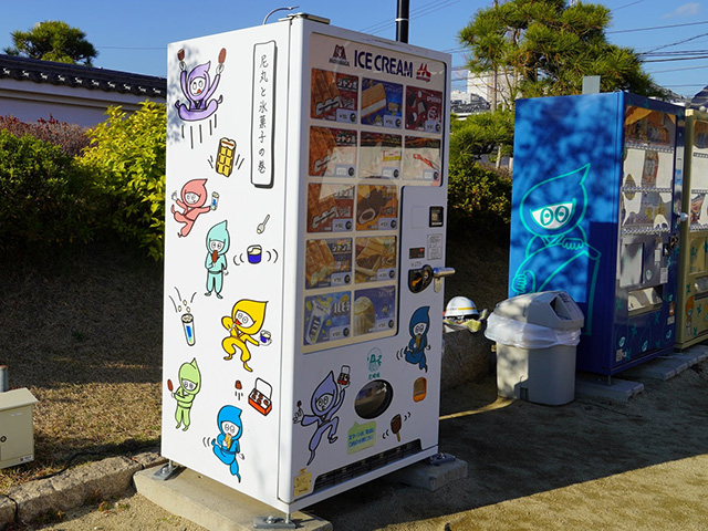忍者の「尼丸」が描かれた自動販売機/尼崎城（兵庫県/尼崎市）