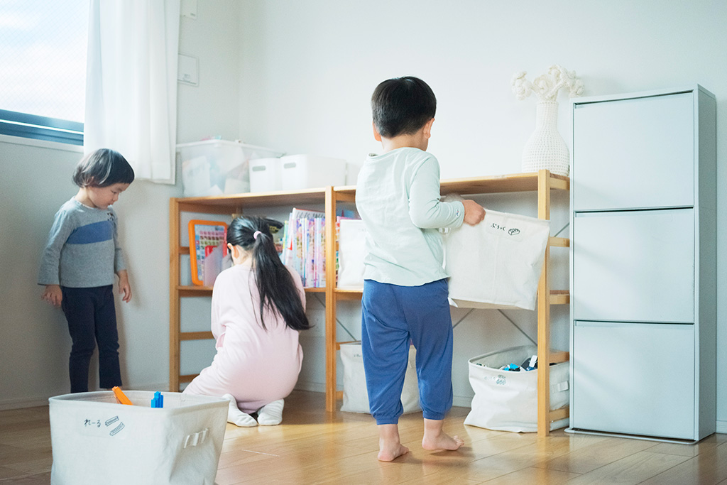片付けをする子どもたち