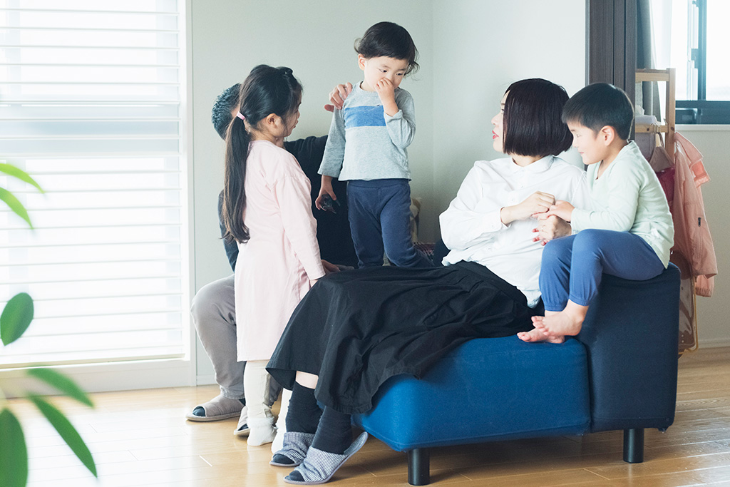 リビングでくつろぐ家族